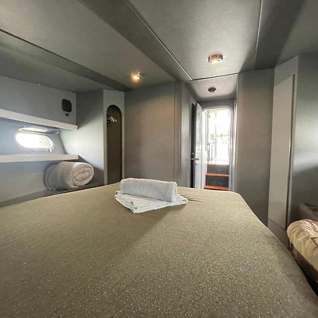 The Floating Home Сант Адриа де Бесос Екстериор снимка