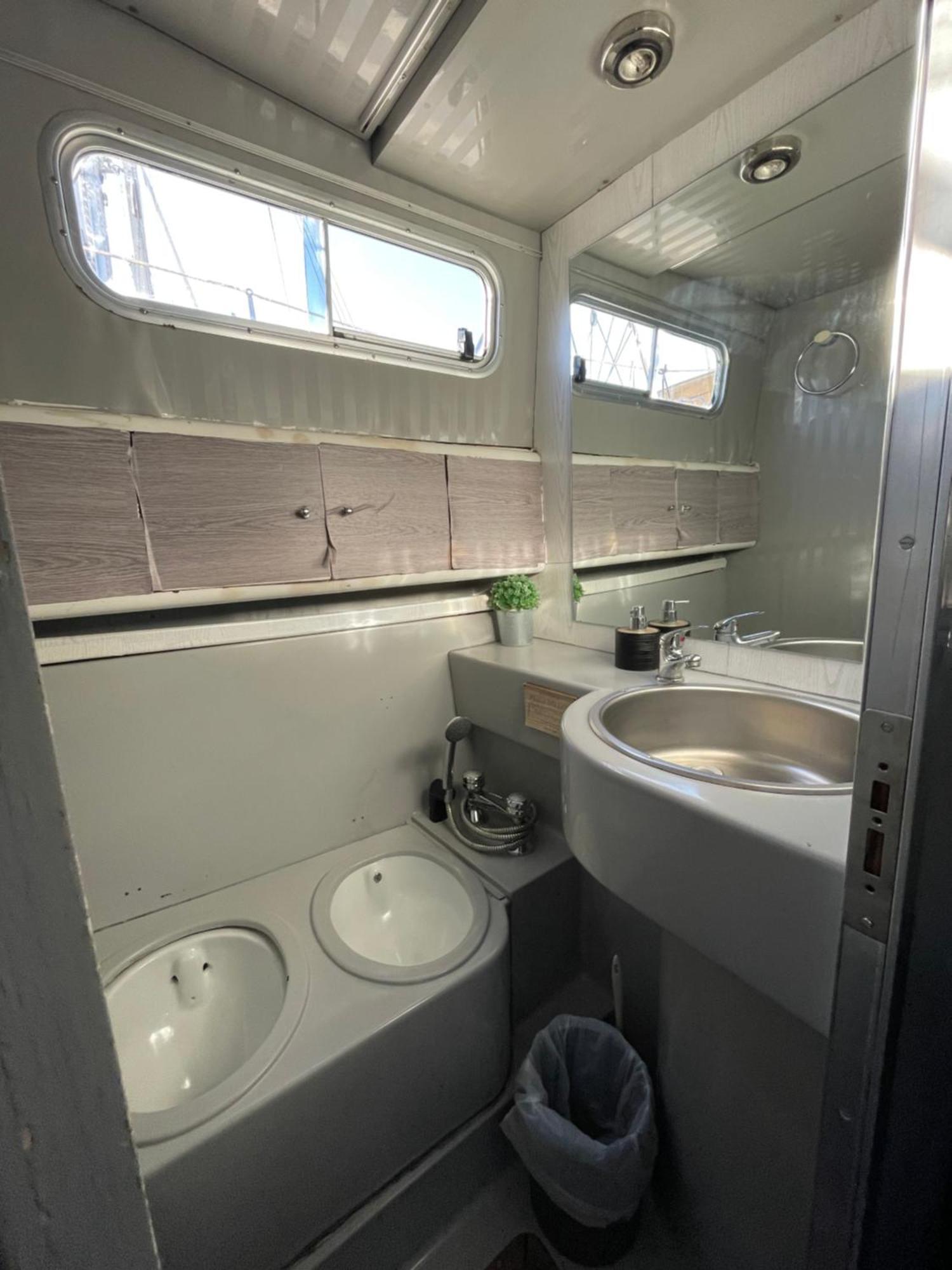 The Floating Home Сант Адриа де Бесос Екстериор снимка