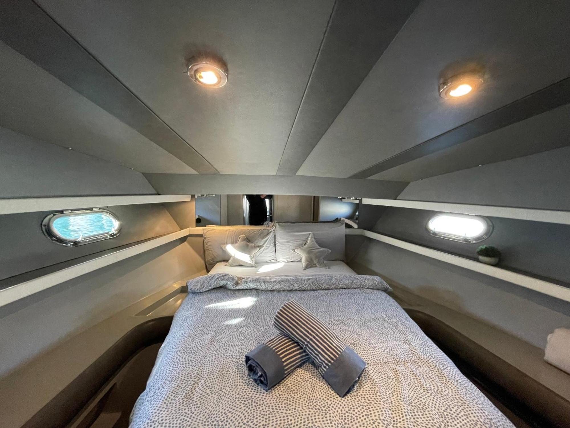 The Floating Home Сант Адриа де Бесос Екстериор снимка