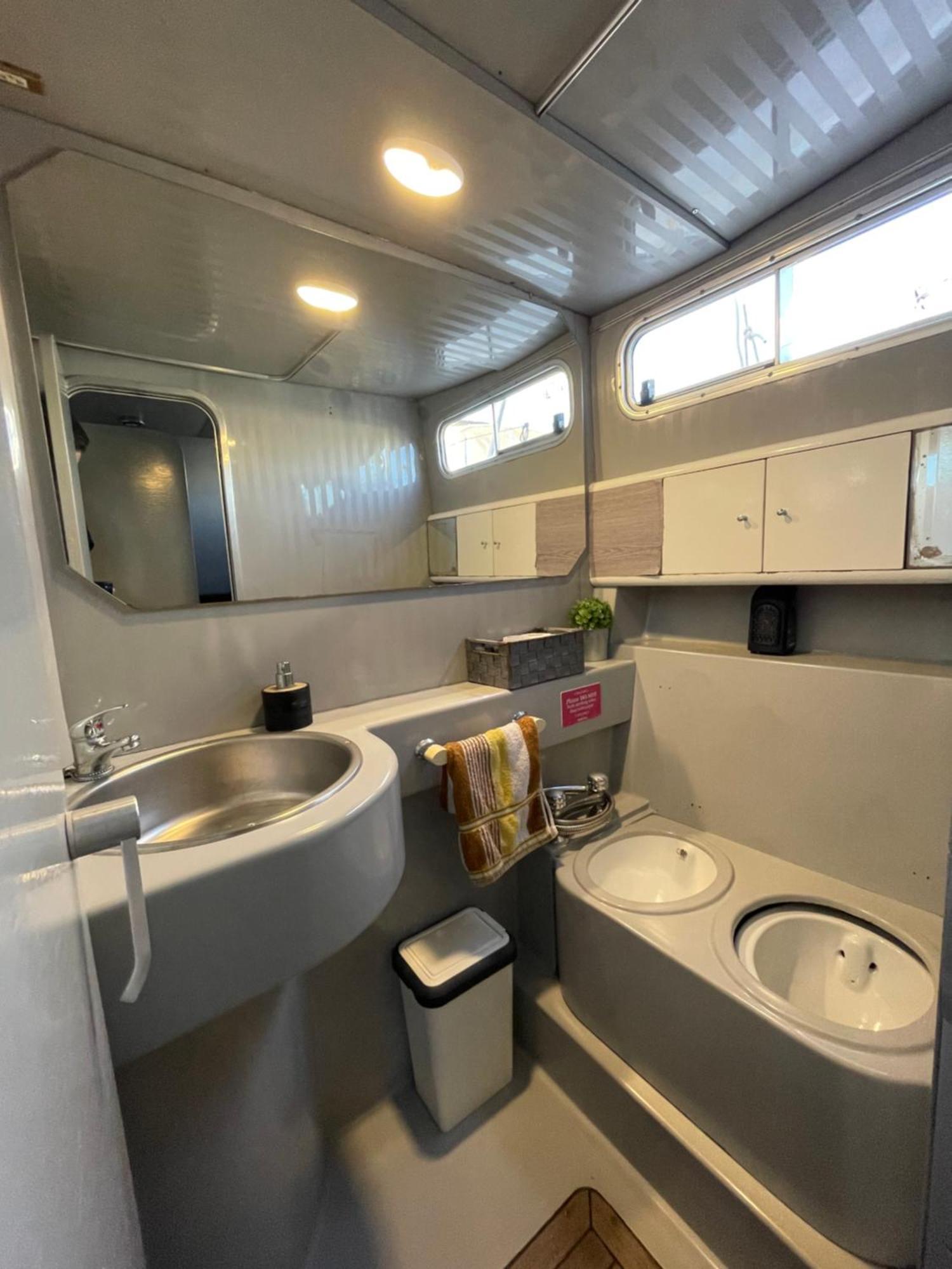 The Floating Home Сант Адриа де Бесос Екстериор снимка