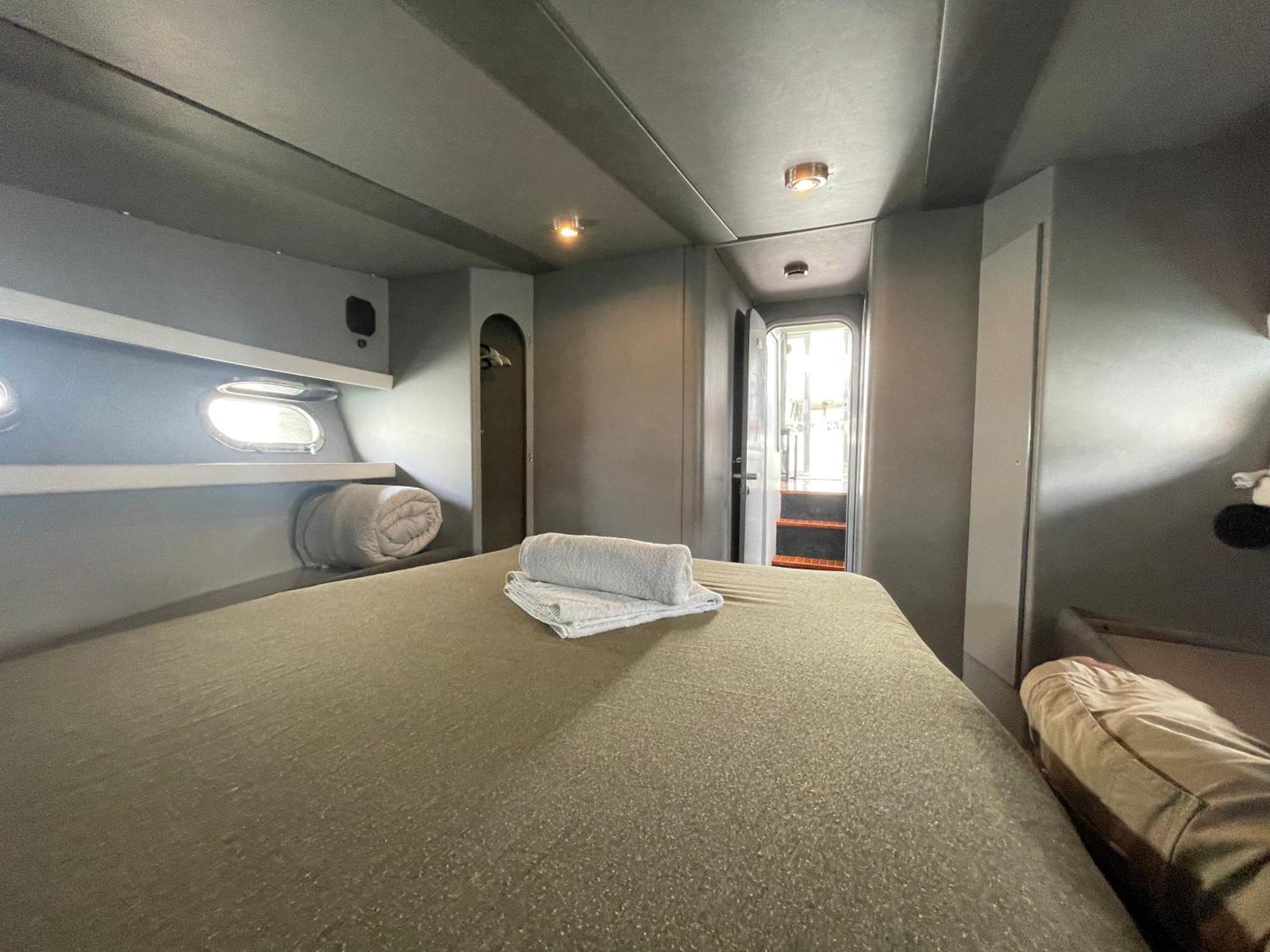 The Floating Home Сант Адриа де Бесос Екстериор снимка